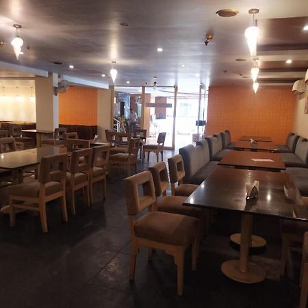 Blossom Rooms Hotel Vashishtha - Free Lunch Or Dinner- Free Breakfast Haydarabad Dış mekan fotoğraf