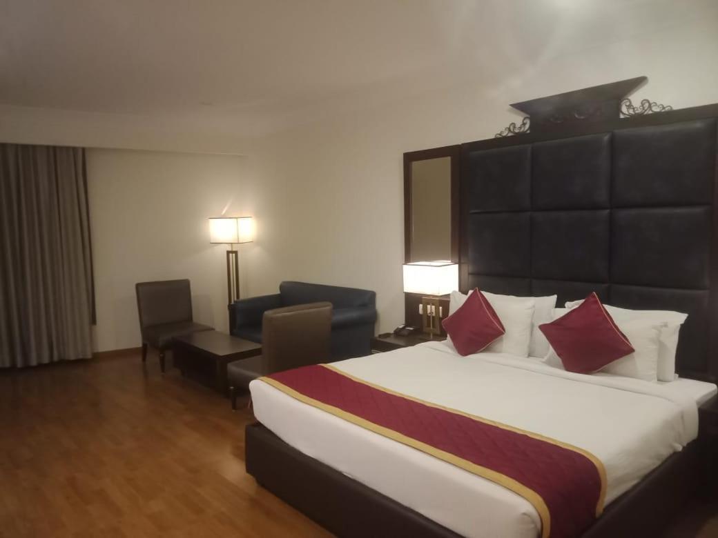 Blossom Rooms Hotel Vashishtha - Free Lunch Or Dinner- Free Breakfast Haydarabad Dış mekan fotoğraf