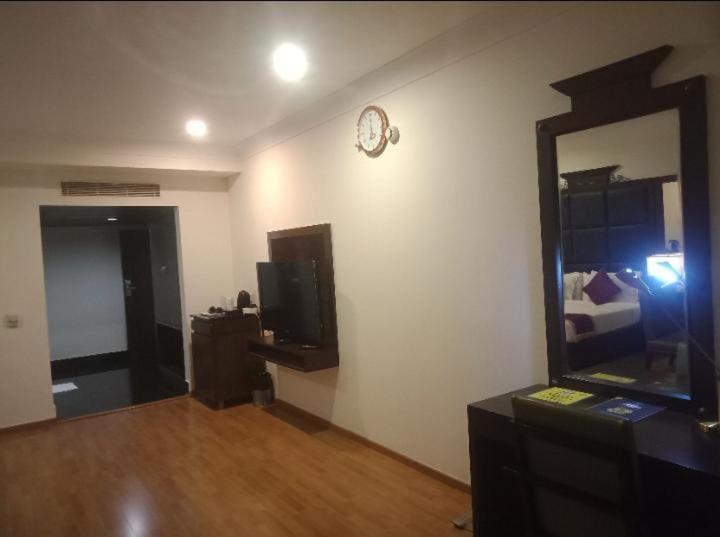 Blossom Rooms Hotel Vashishtha - Free Lunch Or Dinner- Free Breakfast Haydarabad Dış mekan fotoğraf
