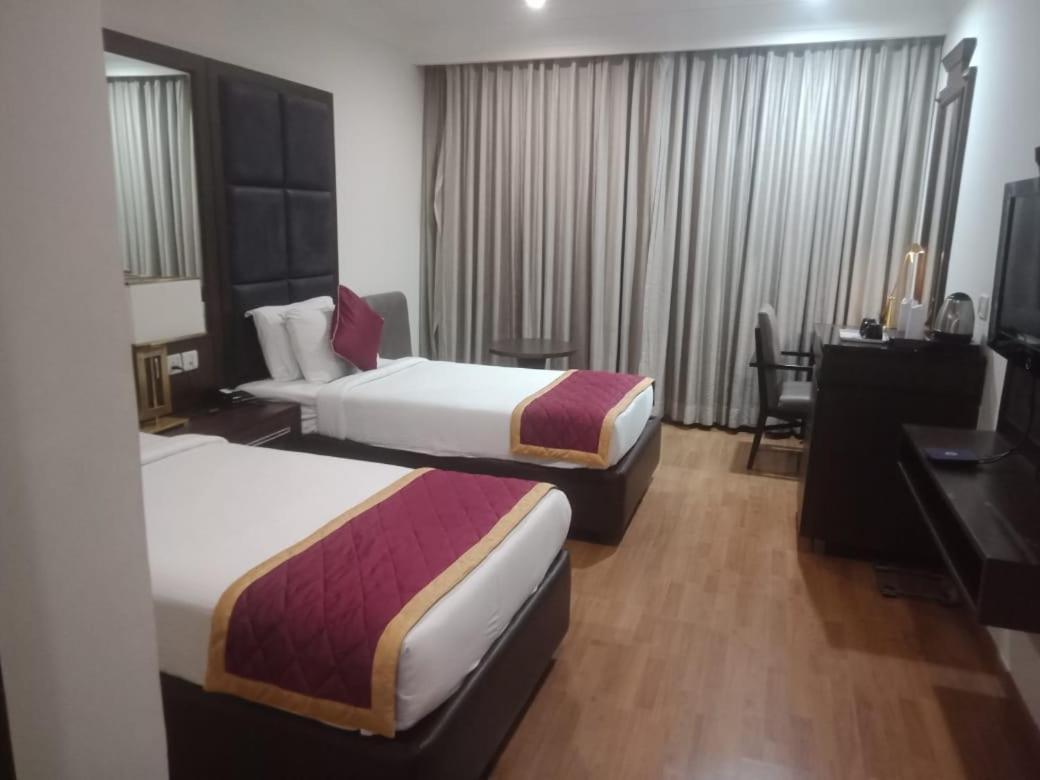 Blossom Rooms Hotel Vashishtha - Free Lunch Or Dinner- Free Breakfast Haydarabad Dış mekan fotoğraf