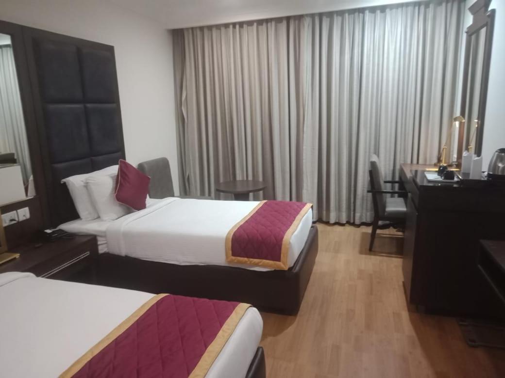 Blossom Rooms Hotel Vashishtha - Free Lunch Or Dinner- Free Breakfast Haydarabad Dış mekan fotoğraf