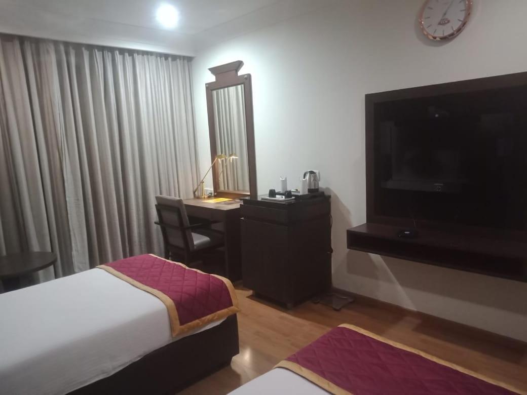 Blossom Rooms Hotel Vashishtha - Free Lunch Or Dinner- Free Breakfast Haydarabad Dış mekan fotoğraf