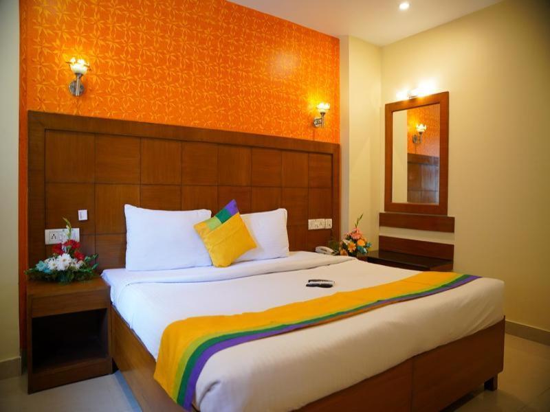 Blossom Rooms Hotel Vashishtha - Free Lunch Or Dinner- Free Breakfast Haydarabad Dış mekan fotoğraf