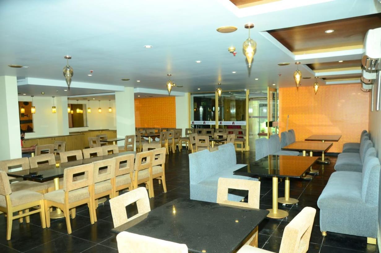 Blossom Rooms Hotel Vashishtha - Free Lunch Or Dinner- Free Breakfast Haydarabad Dış mekan fotoğraf