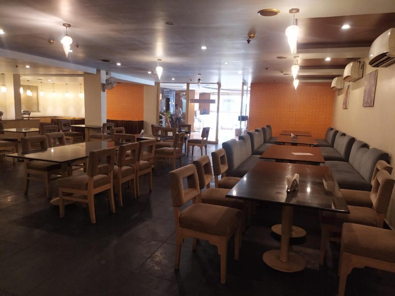 Blossom Rooms Hotel Vashishtha - Free Lunch Or Dinner- Free Breakfast Haydarabad Dış mekan fotoğraf